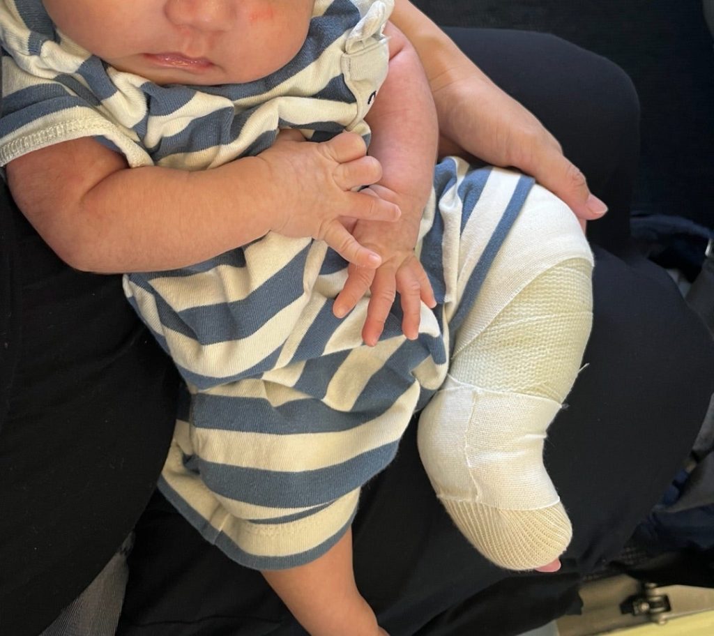 膝上に座る次男