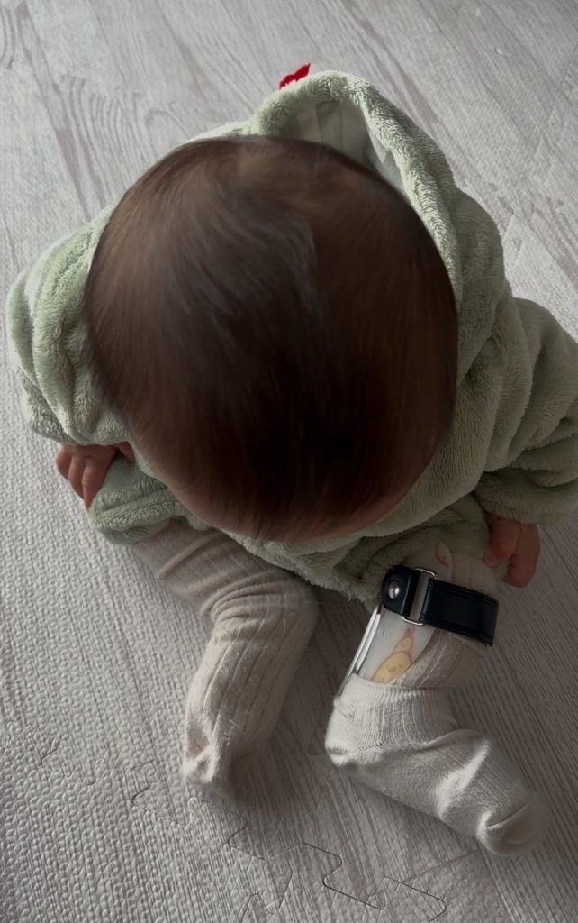 装具を着けた状態でお座り